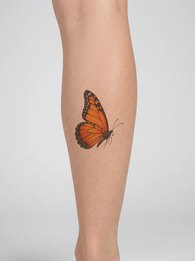Tatuaje de mariposa en la pantorrilla, en la piel
