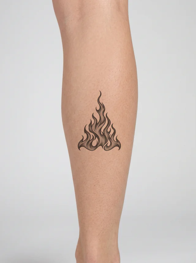 Tatuaje de flama en la pantorrilla, en la piel
