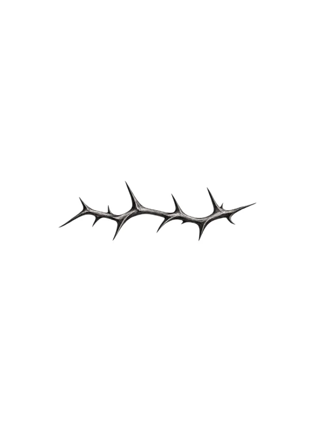 Tatuagem de galho com espinhos no braço, desenho limpo