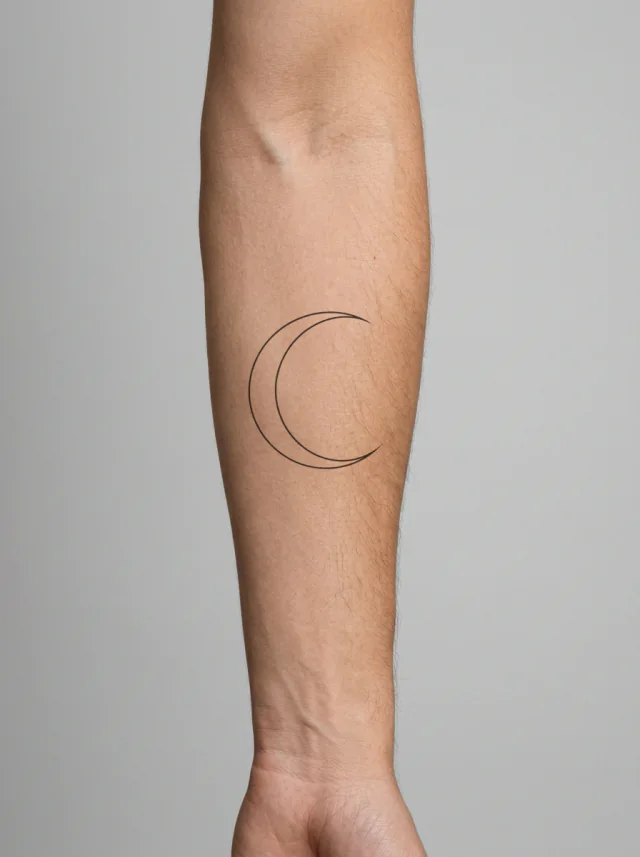 Tatuagem de lua crescente no braço, aplicada na pele