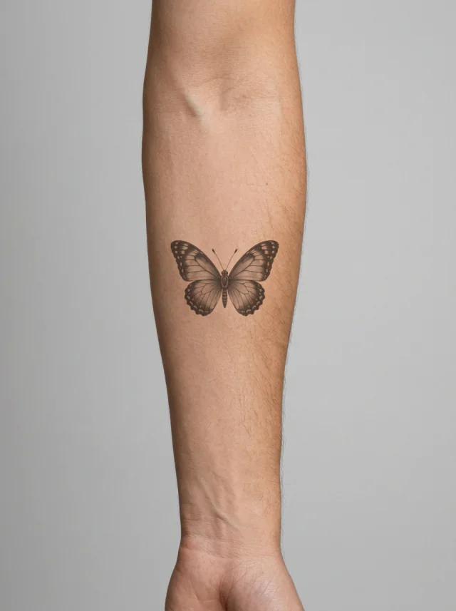Tatuagem de borboleta no braço, aplicada na pele