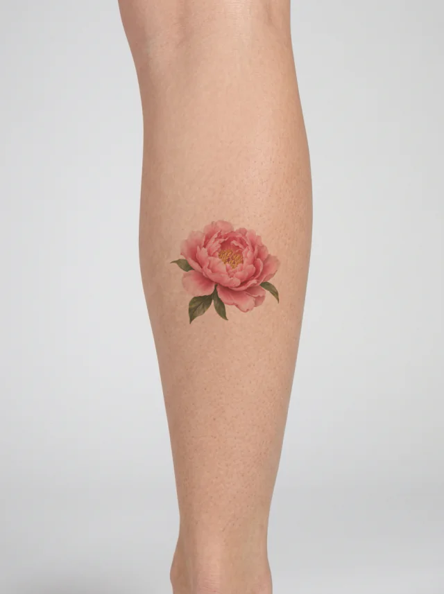 Tatuaje de peonía en la pantorrilla, en la piel