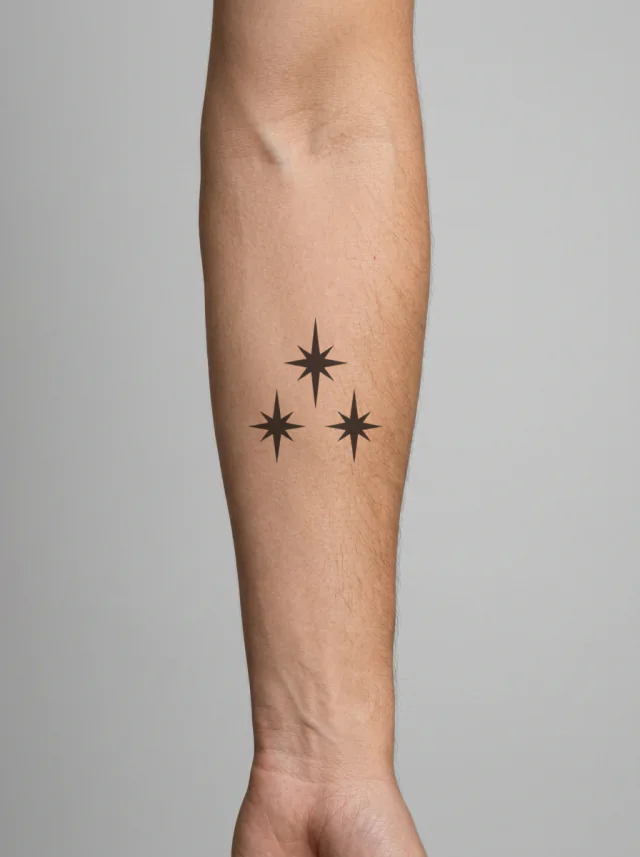Tatuagem de estrelas no braço, aplicada na pele