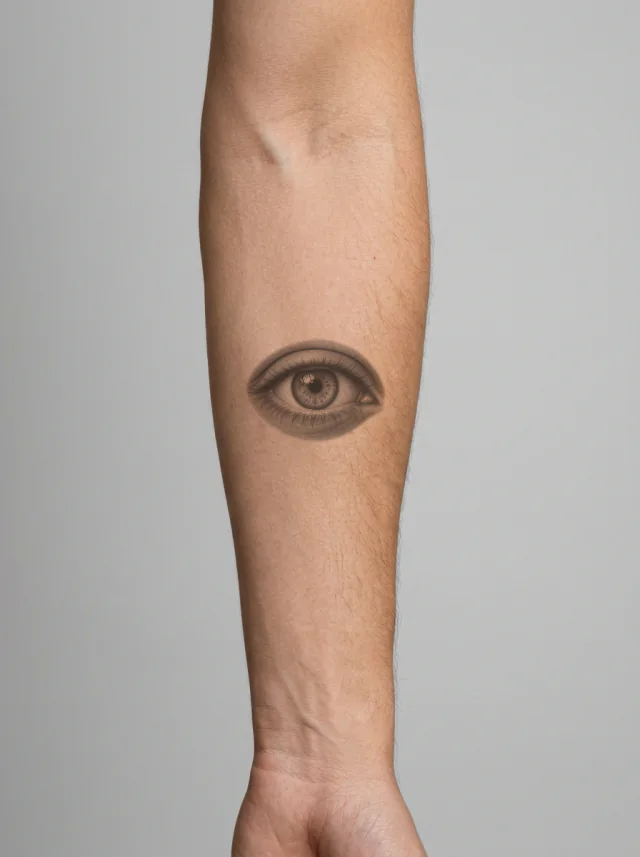 Tatuagem de olho no braço, aplicada na pele