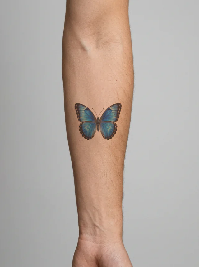 Tatuagem de borboleta no braço, aplicada na pele