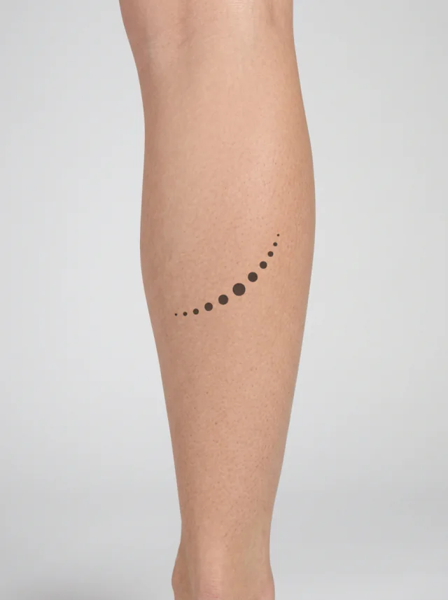 Tatuaje de puntos en la pantorrilla, en la piel